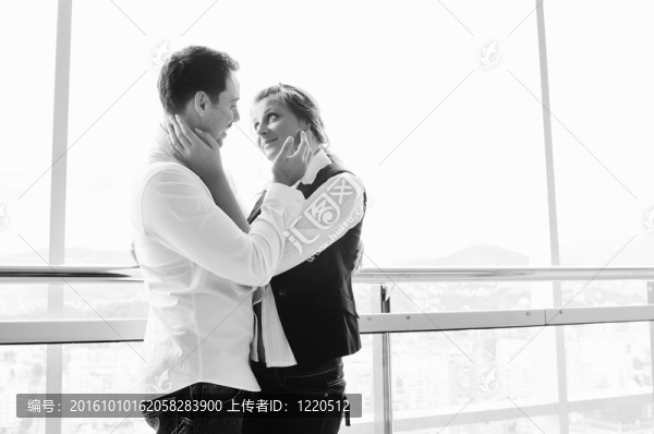 浪漫快樂的夫婦在陽(yáng)臺(tái)