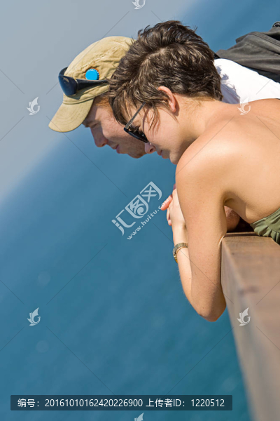 戀愛中的年輕情侶眺望大海