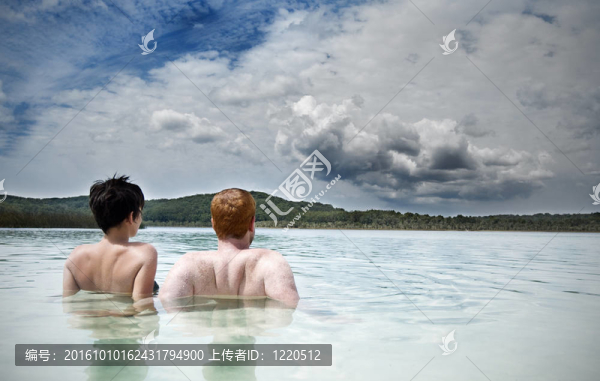 年輕夫婦在湖心島放松