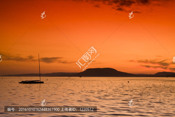 夕陽(yáng)湖乘船