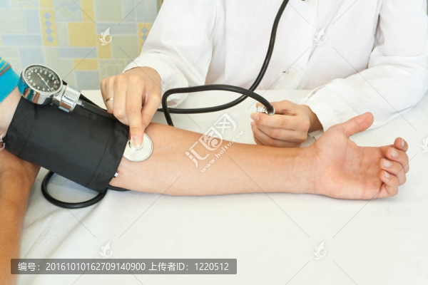醫(yī)生測量壓力