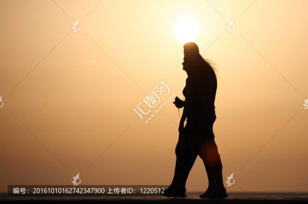 年輕夫婦剪影