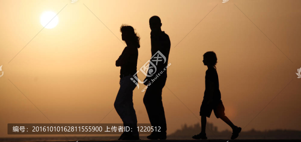 年輕家庭的剪影-匯圖網(wǎng) www.fosd68.com 年輕家庭的剪影