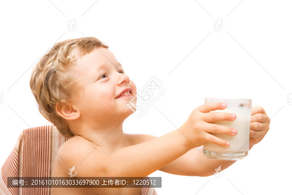 男孩喝牛奶