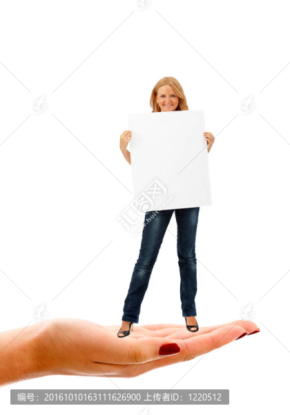 手持旗幟的女人