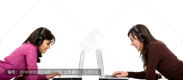 女孩在筆記本電腦上聽音樂