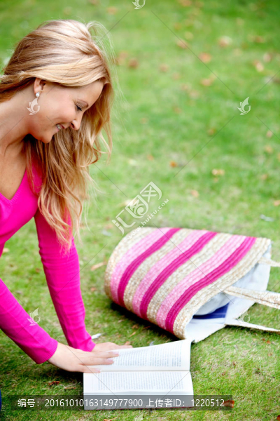 女性閱讀戶外