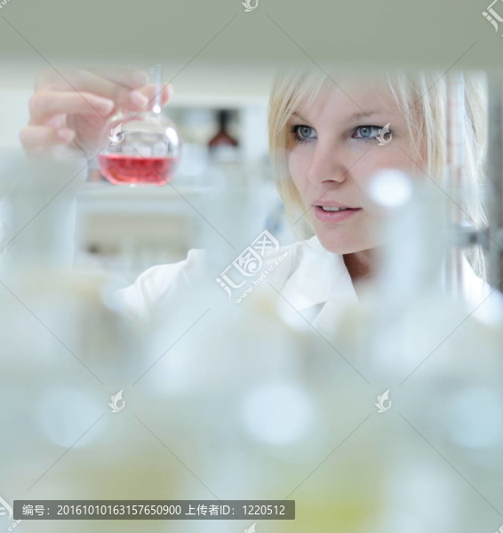 一位女研究員拿著試管和反駁，進行一些實驗特寫