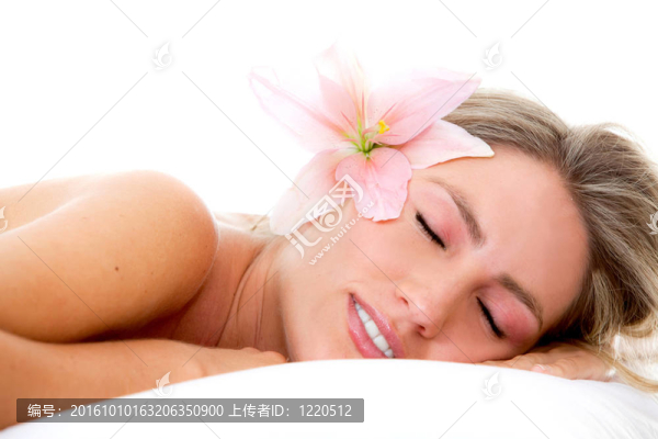 女人頭上有一朵花