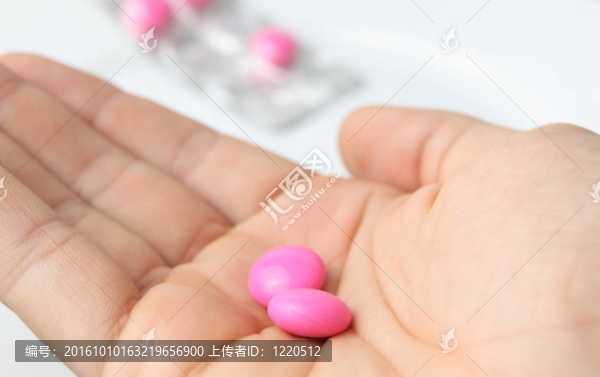 服用藥片或服用止痛藥-手握兩片/片孤立在白色背景中的一些藥丸