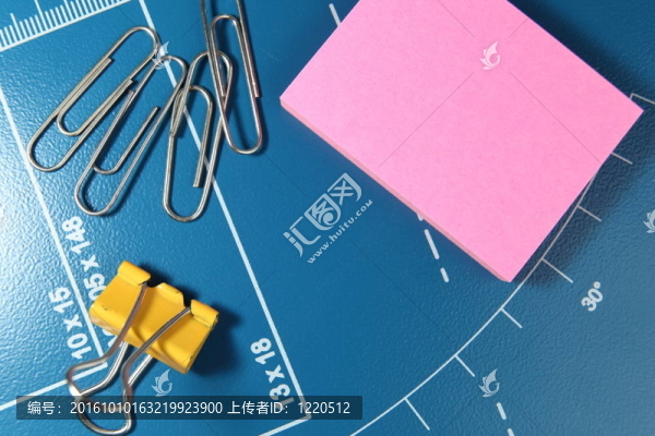 辦公文具-紙夾和張貼粉紅色的注意文件-空間為您的文本可在粉紅色的便條紙-也可以作為背景