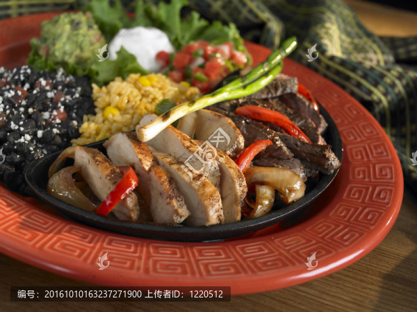 牛排和雞fajitas
