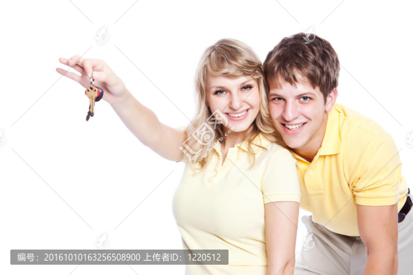 一對年輕夫婦拿著一套鑰匙