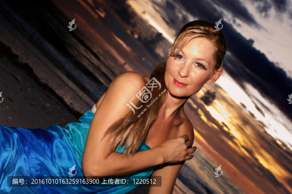 黃昏的海灘上的女人