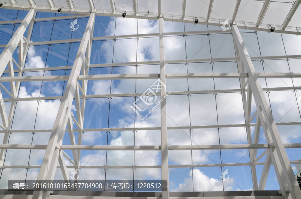 藍(lán)色的天空和白色的云
