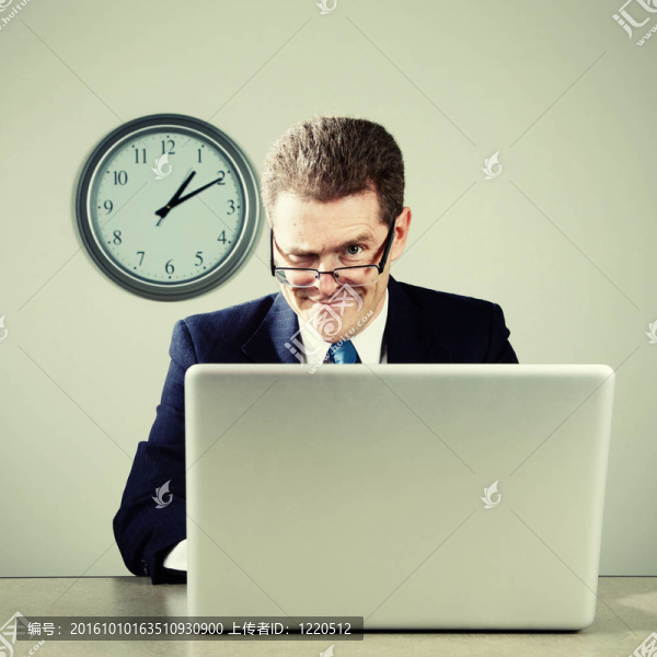 瘋狂的商人在筆記本電腦上