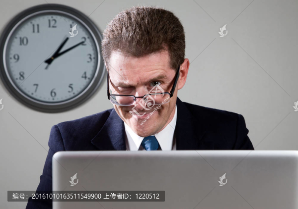 瘋狂的商人在筆記本電腦上