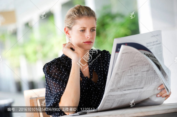 女人用報紙