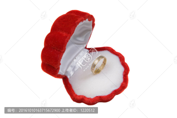 具有訂婚戒指的紅色天鵝絨盒