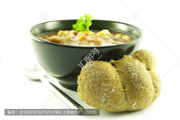 在一個黑碗里的蔬菜湯