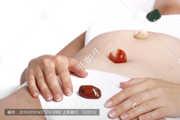 修復被放置在身體脈輪上的寶石
