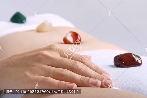修復(fù)被放置在身體脈輪上的寶石