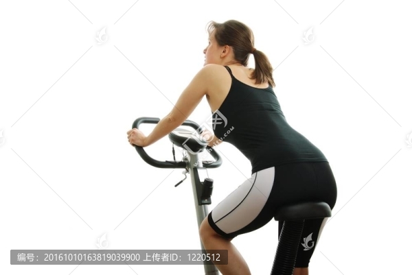 騎單車的年輕女子
