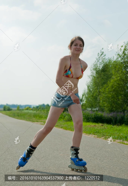 在滾筒上的年輕女孩