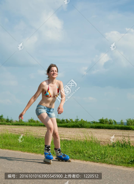在滾筒上的年輕女孩