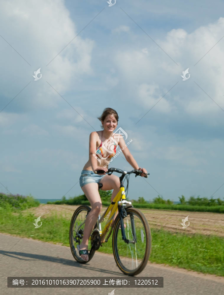 女孩騎自行車