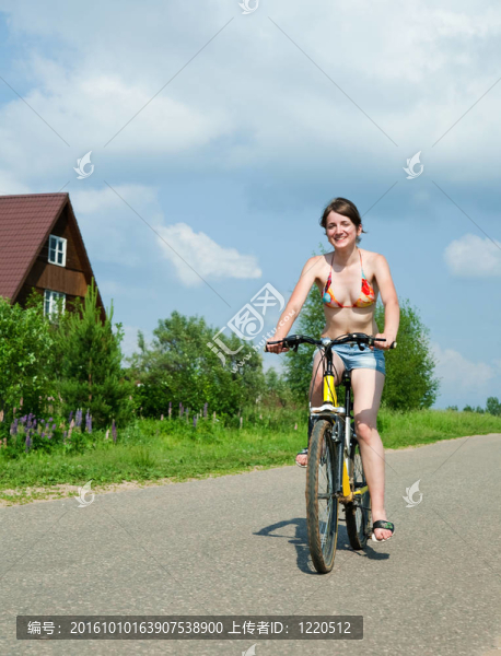 女孩騎自行車