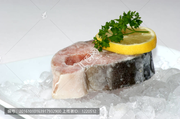 用檸檬在碎冰上的鮭魚片