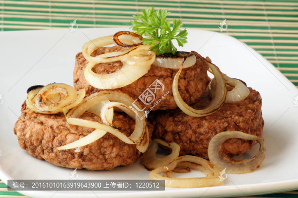 烤有機(jī)洋蔥和香菜一盤(pán)餅