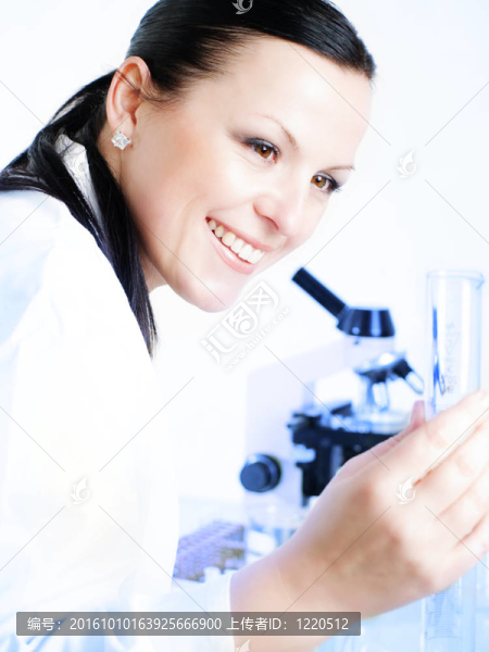 一位女研究員拿著試管的特寫