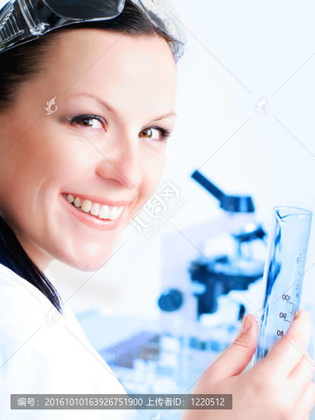 一位女研究員拿著試管的特寫