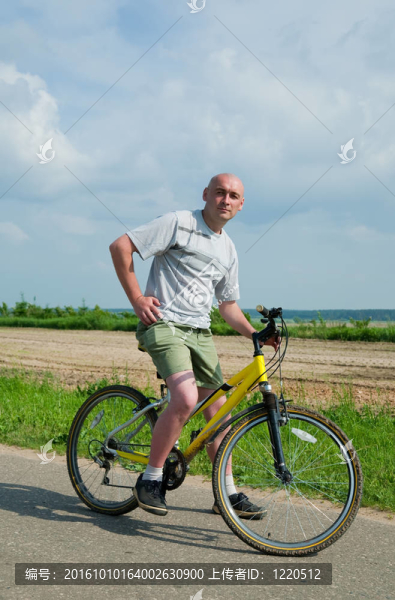 男子騎自行車騎自行車