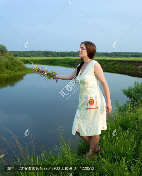 傳統(tǒng)服裝中的女孩