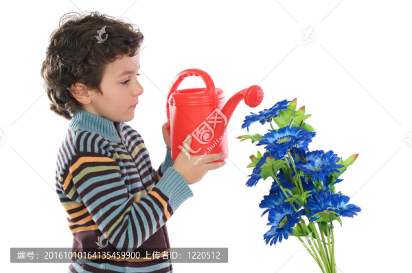 孩子給花澆水