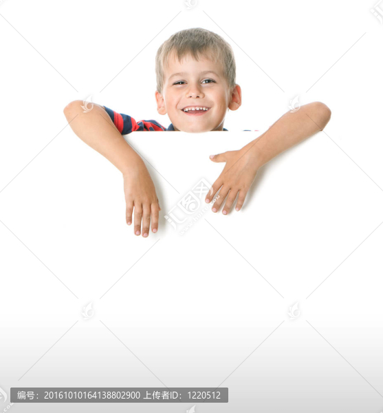 拿著旗幟的男孩