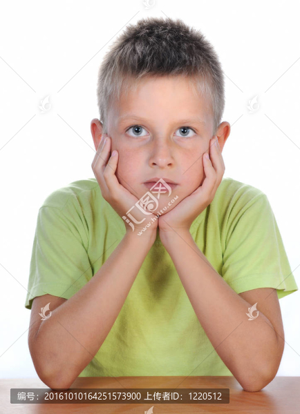 在桌子后面的男孩