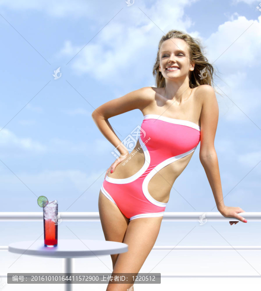 在甲板上快樂的女人需要日光浴