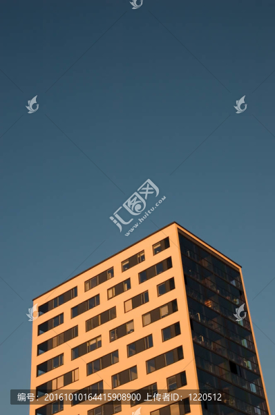 日落時(shí)的現(xiàn)代公寓樓