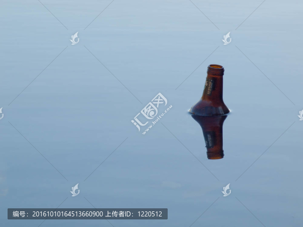 啤酒瓶上