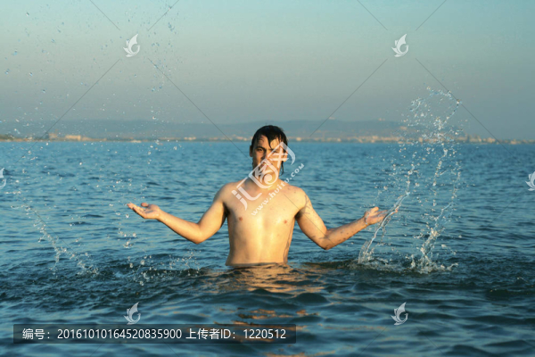 在水的年輕人使飛濺