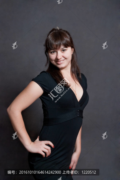 穿黑衣服的女孩
