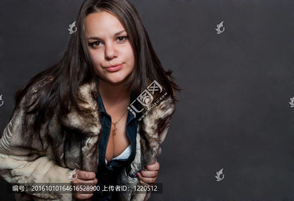 穿著毛皮大衣的性感女孩