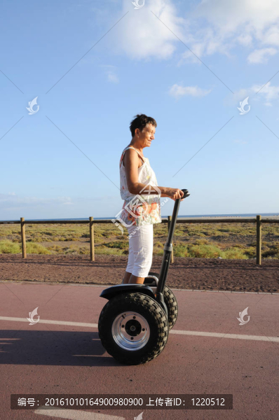 退休婦女駕駛Segway