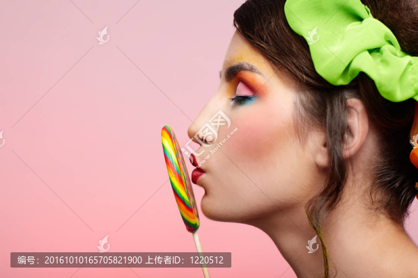 漂亮的模特親吻棒棒糖
