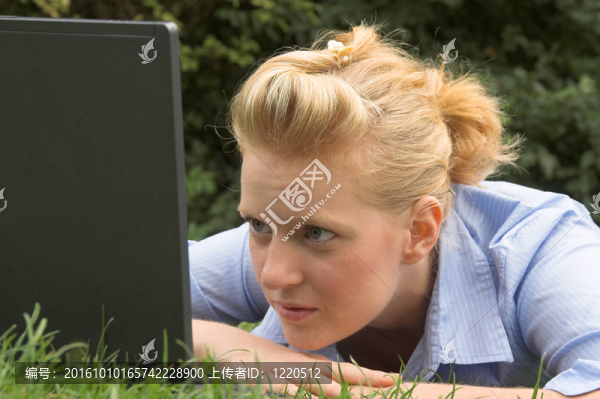 金發(fā)女郎與筆記本電腦