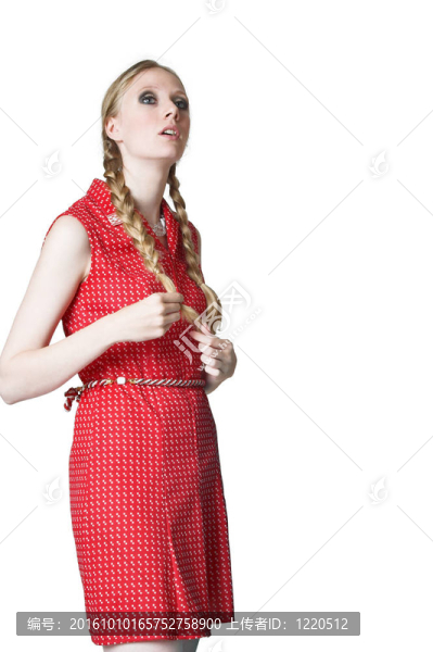 金發(fā)女孩梳著辮子